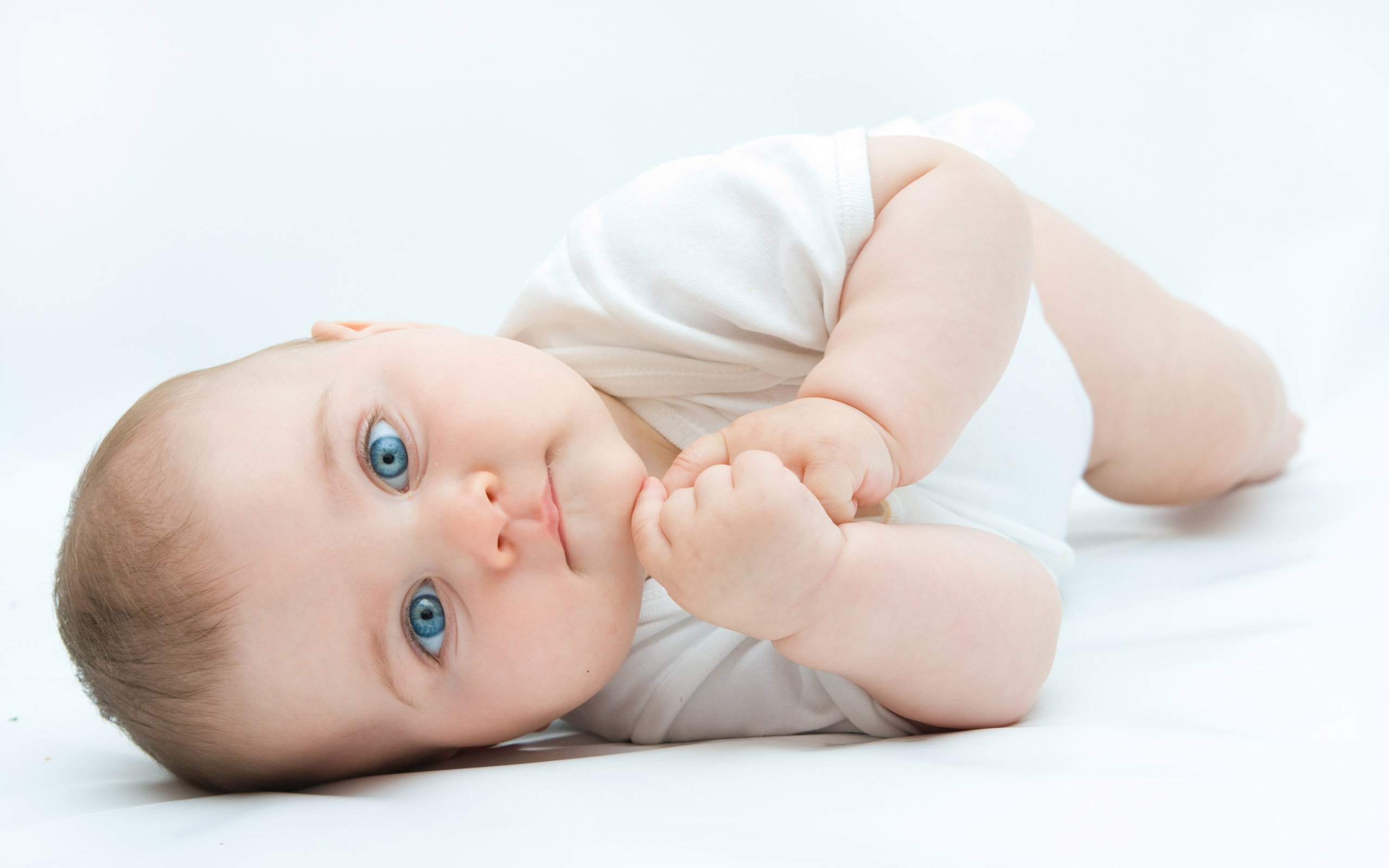 借卵公司捐卵女孩面对宝宝的耳屎该如何清理？
